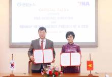 Yonhap News Agency President and CEO Hwang Dae-il (L) poses with Vietnam News Agency (VNA) General Director Vu Viet Trang at the VNA head office in Hanoi on Dec. 11, 2024, after signing a cooperation agreement on the launch of Yonhap's Vietnamese news service. (Yonhap)