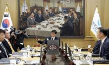 Bank of Korea Gov. Rhee Chang-yong (C) bangs the gavel to open a Monetary Policy Committee meeting at the central bank in Seoul, in this file photo taken Nov. 28, 2024. (Pool photo) (Yonhap)