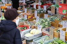 A person shops at a traditional market in Seoul in this Jan. 13, 2024, file photo ahead of the Lunar New Year holiday. (Yonhap)