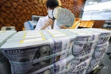 A banker checks dollars at Hana Bank's Counterfeit Notes Response Center in Seoul, in this file photo taken Dec. 19, 2024. (Yonhap)