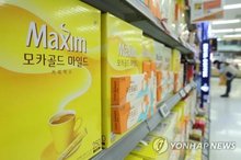 Instant coffee products sold at a supermarket in Seoul (Yonhap)