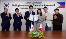 Sulbing CEO Kim Eui-yeol (3rd from L) and Beyond Bingsu Cafe Inc. CEO Winnie Go (4th from L) pose for a photo after signing a master franchise agreement at Sulbing's headquarters in Seoul on July 14, 2025, in this photo provided by Subling Co. (PHOTO NOT FOR SALE) (Yonhap)