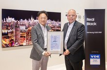 Seol Hoon (L), the head of Samsung Electronics' consumer electronics division, poses for a photo with Ansgar Hinz, chairman of Verband der Elektrotechnik, in Berlin on Sept. 5, 2025, in this photo released by the South Korean company on Sept. 8. (PHOTO NOT FOR SALE) (Yonhap)