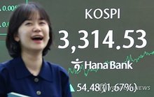 This photo taken Sept. 10, 2025, shows a dealing room of Hana Bank in Seoul. (Yonhap)
