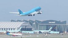 This photo, taken on Sept. 10, 2025, shows a chartered Korean Air plane taking off from Incheon International Airport, west of Seoul. (Joint Press Corp) (Yonhap)
