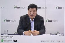 This photo taken Sept. 23, 2025, shows Celltrion Inc. Chairman Seo Jung-jin answering questions from reporters during an online press conference on the company's acquisition of a U.S. biopharmaceutical production facility. (Yonhap)