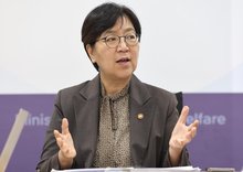 This photo, taken Sept. 29, 2025, shows Health and Welfare Minister Jeong Eun-kyeong during an interview with Yonhap News Agency at the Korea National Organ, Tissue and Blood Management Organization (KONOS) in central Seoul, where she discussed the government's plan to downgrade the top-level "serious" health crisis alert next month. (Yonhap)