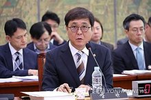 Cutlure Minister Chae Hwi-young attends a regular parliamentary audit into his ministry at the National Assembly in Seoul on Oct. 14, 2025. (Yonhap)