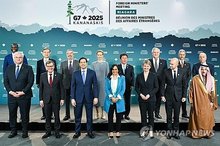 Participants at the G7 foreign ministers' meeting pose for a photo in Niagara-on-the-Lake, Ontario, on Nov. 12, 2025, in this photo released by AFP. (Pool photo) (Yonhap)