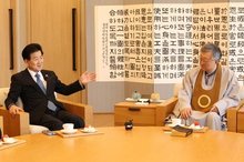 Unification Minister Chung Dong-young (L) talks to Na Sang-ho, executive leader of Won Buddhism, during a meeting in Seoul on Dec. 17, 2025, in this photo provided by the unification ministry. (PHOTO NOT FOR SALE) (Yonhap)