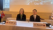 This photo provided by the Norwegian Defence Materiel Agency shows Gro Jaere (L), director general of the agency, and Hanwha Aerospace Co. President and Chief Executive Officer (CEO) Son Jae-il at a K239 Chunmoo supply deal signing ceremony in Oslo on Jan. 30, 2026. (PHOTO NOT FOR SALE) (Yonhap)