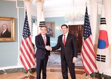 South Korea's Foreign Minister Cho Hyun (L) shakes hands with U.S. Secretary of State Marco Rubio prior to their talks at the State Department on Feb. 3, 2026. (Pool photo) (Yonhap)