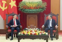 Party General Secretary To Lam (R) and EU Ambassador to Vietnam Julien Guerrier at their meeting in Hanoi on April 24. (Photo: VNA)