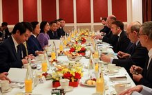 French President Emmanuel Macron holds a working breakfast with Vietnamese Deputy Prime Minister Tran Hong Ha. (Photo: VNA)