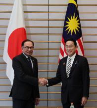 TOKYO, Dec 16 -- Malaysian Prime Minister Anwar Ibrahim (left) shaking hands with his Japanese counterpart Fumio Kishida during their bilateral meeting at the latter’s office on Saturday.  Anwar arrived in Tokyo Friday night for a five-day working visit.  -- fotoBERNAMA (2023) COPYRIGHT RESERVED