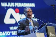  Malaysian prime minister Anwar Ibrahim made a speech to inaugurate Artificial Intelligence (AI) Untuk Rakyat (AI for the People) at the Sultan Salahuddin Abdul Aziz Shah Culture and Arts Center, Universiti Putra Malaysia (UPM), on Tuesday.  -- (photoBERNAMA)