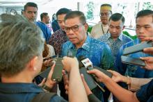 Home Minister Saifuddin Nasution Ismail (centre)