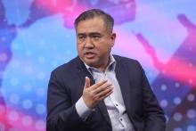 Malaysia's Transport Minister Anthony Loke speaking about Malaysia and China Friendship at an interview co-hosted by presenter BernamaTV Jessy Chalal and China Global TV Network (CGTN) presenter Tang Bo during a visit by CGTN team to Bernama TV at Wisma Bernama today. --photoBERNAMA