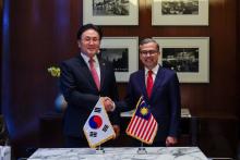SEOUL, Oct 1 -- Malaysia's Communications Minister Fahmi Fadzil with South Korean Minister of Science and ICT (MSIT), Yoo Sang-im on the sidelines of GSMA M360 APAC 2024 in Seoul.  -- fotoBERNAMA (2024) COPYRIGHT RESERVED