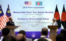 DHAKA, Oct 4 -- Malaysian Prime Minister Anwar Ibrahim (left) and Chief Adviser of the Interim Government of Bangladesh, Dr Muhammad Yunus, held a joint press conference with local media in conjunction with the official visit to Bangladesh Friday.