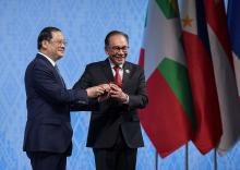  Anwar Ibrahim being handed over the gavel of ASEAN Chairmanship by Laos Prime Minister Sonexay Siphandone during the closing ceremony of the 44th and 45th ASEAN Summits and Related Summits at the National Convention Centre (NCC) Friday.