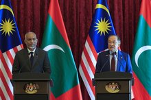 PUTRAJAYA, April 28 -- Prime Minister Datuk Seri Anwar Ibrahim (right) during a joint press conference with Maldives President Dr Mohamed Muizzu di Perdana Putra Complex today.  -- fotoBERNAMA COPYRIGHT RESERVED