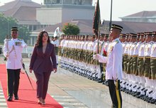 Kosovo President Dr Vjosa Osmani Sadriu, who is on a four-day official visit to Malaysia, was accorded an official welcome at the Perdana Putra Complex here Friday.