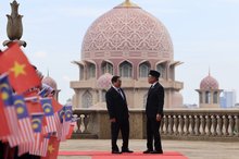Pham Minh Chinh, who is making his first official visit to Malaysia was accorded a formal welcome by Prime Minister Anwar Ibrahim at the Perdana Putra Complex at 2.30 pm.