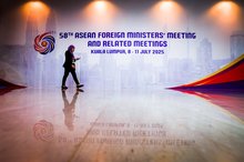 KUALA LUMPUR, July 6 — A delegate walk past the ASEAN backdrop for the 58th ASEAN Foreign Ministers’ Meeting (AMM) and related meetings at the Kuala Lumpur Convention Centre (KLCC) today.  -- fotoBERNAMA (2025) COPYRIGHT RESERVED