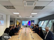 A working session between Vietnamese Ambassador to France Dinh Toan Thang and the Pyrénées-Orientales business association (Photo: VNA)