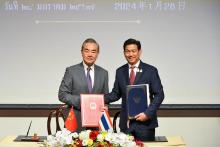 Thai Foreign Minister Parnpree Bahiddha-nukara and his Chinese counterpart Wang Yi signed the mutual visa exemption. 