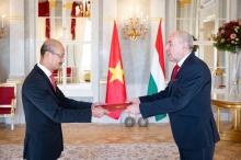 Vietnamese Ambassador to Hungary Bui Le Thai (L) presents his credentials to Hungarian President Tamás Sulyok. (Photo: VNA)