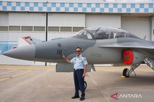 Deputy Air Force Chief of Staff Air Marshal Tedi Rizalihadi inspects a T-50i aircraft at Korea Aerospace Industries (KAI) in Sacheon, South Korea, Monday (September 29, 2025).