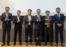 Minister of Information and Communications Nguyen Manh Hung (third, right) meets the management board of Vietnamese IT Association in Japan (Photo: VNA)