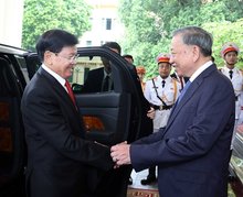 Party General Secretary To Lam (right) welcomes General Secretary of the Lao People’s Revolutionary Party (LPRP) and President of Laos Thongloun Sisoulith. (Photo: VNA)