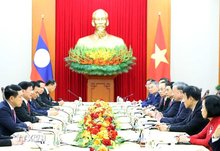 At the meeting between General Secretary of the CPV Central Committee To Lam and Party General Secretary and President of Laos Thongloun Sisoulith. (Photo: VNA)