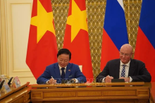 Deputy Prime Minister Tran Hong Ha (L) and his Russian counterpart Dmitry Chernyshenko sign the meeting's minute (Photo: VNA)