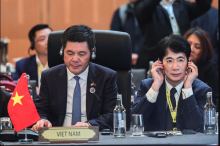 Minister of Industry and Trade Nguyen Hong Dien (left) at the 25th ASEAN Economic Community Council (AECC) Meeting. (Photo: VNA)