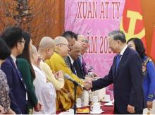 Party General Secretary To Lam (R) and participating overseas Vietnamese representatives at their meeting in Hanoi on January 19. (Photo: VNA)