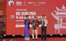 VNA General Director Vu Viet Trang (left) and Vice Chairman of the Hanoi People’s Committee Ha Minh Hai (right) presents the Grand Prize of the “Bui Xuan Phai: For the Love of Hanoi” Awards to architect Hoang Dao Kinh at the ceremony on October 8. (Photo: VNA)