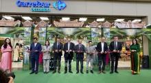 Delegates cut the ribbon to open the Vietnamese Goods Week at Carrefour Collégie mega mart in Paris (Photo: VNA)