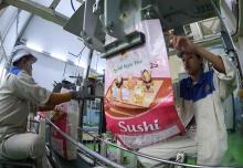 Rice packaging at the factory of Loc Troi Group in An Giang province. (Photo: VNA)