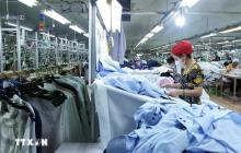 Workers make garment products for export. (Photo: VNA)