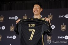 Son Heung-min of Los Angeles Football Club poses with his new shirt with the Major League Soccer team during his introductory press conference at BMO Stadium in Los Angeles on Aug. 6, 2025, in this EPA photo. (Yonhap)