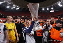 Tottenham Hotspur captain Son Heung-min (C) holds the trophy for the UEFA Europa League after beating Manchester United 1-0 in the final at San Mames Stadium in Bilbao, Spain, on May 21, 2025, in this Reuters photo. (Yonhap)