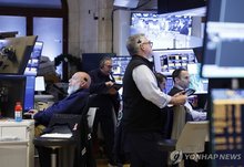 Traders work on the floor of the New York Stock Exchange on Wall Street in New York in this UPI photo taken on Nov. 10, 2025. (Yonhap)