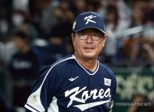 In this file photo from Nov. 19, 2023, South Korea manager Ryu Joong-il awaits the start of the final of the Asia Professional Baseball Championship against Japan at Tokyo Dome in Tokyo. (Yonhap)