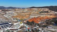 This undated file photo shows the construction site for SK hynix Inc.'s planned semiconductor cluster in Yongin, south of Seoul. (Yonhap)