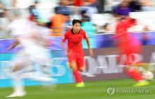 Lee Kang-in of South Korea (C) dribbles against Bahrain during the teams' Group E match at the Asian Football Confederation Asian Cup at Jassim bin Hamad Stadium in Doha on Jan. 15, 2024. (Yonhap)