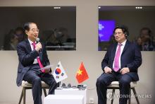 South Korean Prime Minister Han Duck-soo (L) holds talks with Vietnamese Prime Minister Pham Minh Chinh in Davos, Switzerland, on Jan. 16, 2024, on the sidelines of the annual World Economic Forum, in this file photo released by Han's office. (PHOTO NOT FOR SALE) (Yonhap)